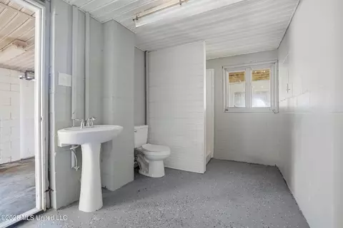 Bath - 3512 River Bluff Rd, D'iberville, MS 39540 photo 7 of 8
