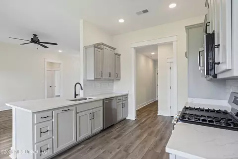 Entry Way - 2951 Eden Ln, Nesbit, MS 38651 photo 3 of 4