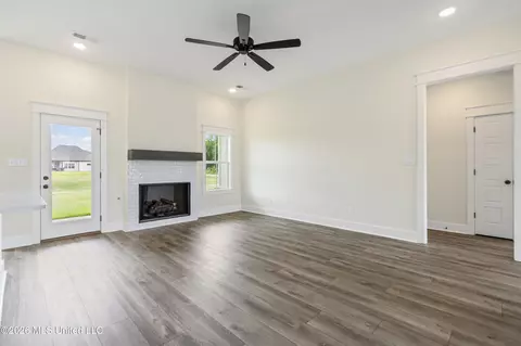 Living - 2951 Eden Ln, Nesbit, MS 38651 photo 2 of 2