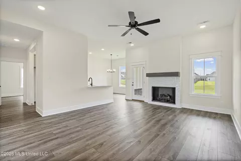 Living - 2951 Eden Ln, Nesbit, MS 38651 photo 1 of 2