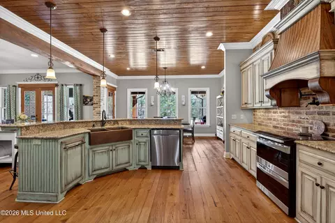 Kitchen - 1086 Stewart Mill Rd, Summit, MS 39666 photo 2 of 4