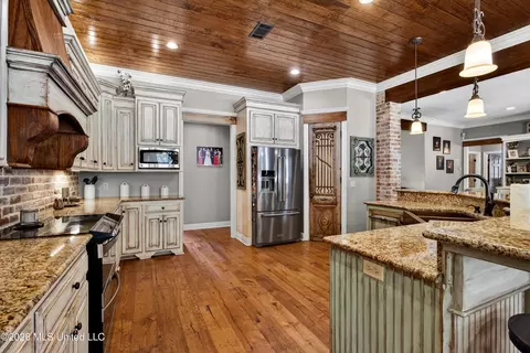 Kitchen - 1086 Stewart Mill Rd, Summit, MS 39666 photo 1 of 4