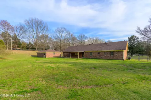 Exterior - 3820 N Windermere Dr, Nesbit, MS 38651 photo 2 of 4