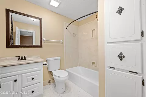 Bath - 3820 N Windermere Dr, Nesbit, MS 38651 photo 1 of 3
