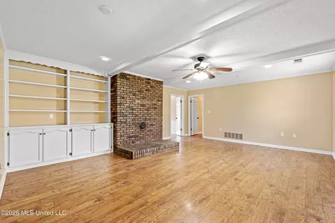 Living - 3820 N Windermere Dr, Nesbit, MS 38651 photo 3 of 5