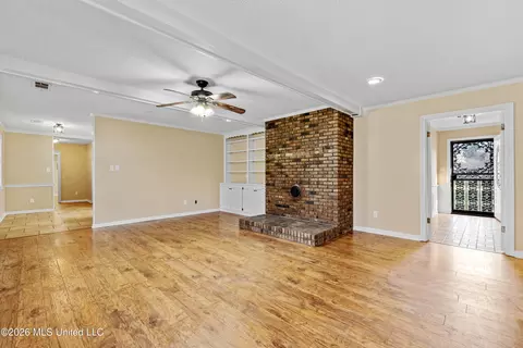 Living - 3820 N Windermere Dr, Nesbit, MS 38651 photo 2 of 5