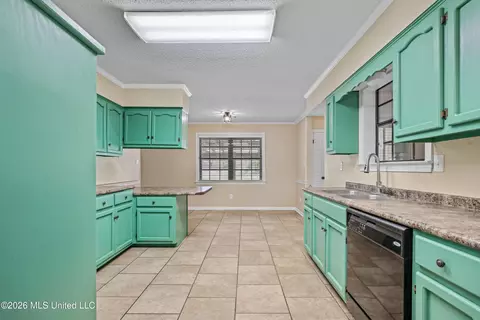 Kitchen - 3820 N Windermere Dr, Nesbit, MS 38651 photo 2 of 2