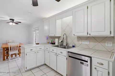 Kitchen - 2005 Stonehendge Dr, Brandon, MS 39042 photo 2 of 2