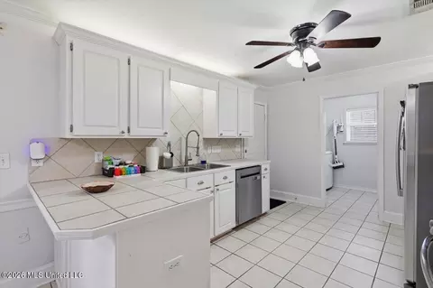 Kitchen - 2005 Stonehendge Dr, Brandon, MS 39042 photo 1 of 2