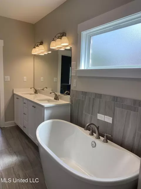 Bath - 7414 Crosswinds Blvd, Hernando, MS 38632 photo 4 of 6