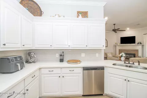Kitchen - 518 Carrington Dr, Brandon, MS 39042 photo 3 of 5