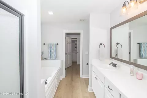 Bath - 518 Carrington Dr, Brandon, MS 39042 photo 1 of 5