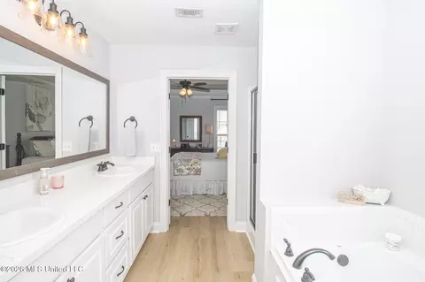 Bath - 518 Carrington Dr, Brandon, MS 39042 photo 4 of 5