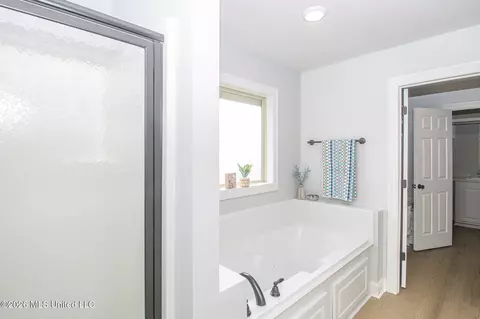 Bath - 518 Carrington Dr, Brandon, MS 39042 photo 2 of 5