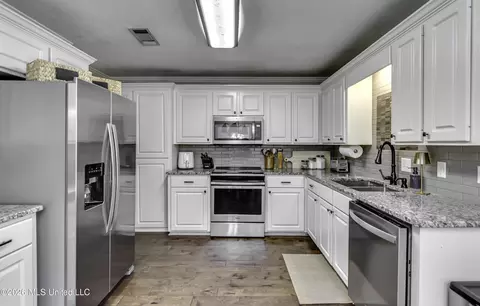 Kitchen - 418 White Oak Cv, Florence, MS 39073 photo 3 of 6