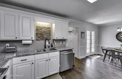 Kitchen - 418 White Oak Cv, Florence, MS 39073 photo 4 of 6