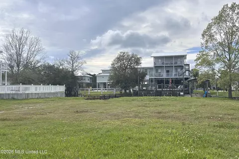 82 Fiber St, Bay Saint Louis, MS 39520