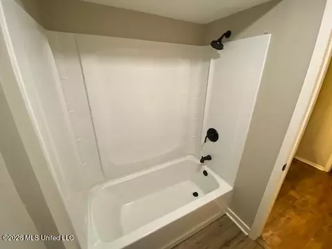 Bath - 1630 Plantation Blvd, Jackson, MS 39211 photo 2 of 4