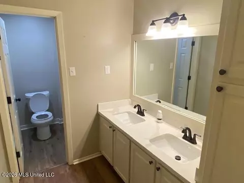Bath - 1630 Plantation Blvd, Jackson, MS 39211 photo 1 of 4