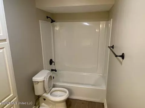 Bath - 1630 Plantation Blvd, Jackson, MS 39211 photo 4 of 4