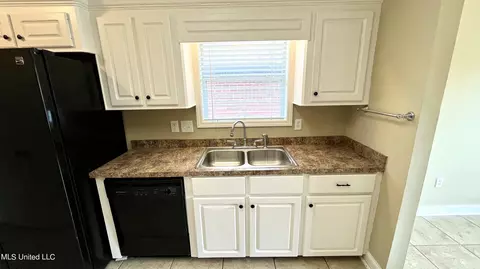 Kitchen - 205 Edge Water Branch Dr, Brandon, MS 39042 photo 2 of 4