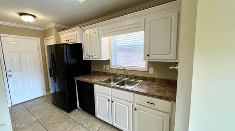 Kitchen - 205 Edge Water Branch Dr, Brandon, MS 39042 photo 1 of 4