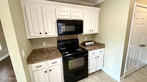 Kitchen - 205 Edge Water Branch Dr, Brandon, MS 39042 photo 3 of 4