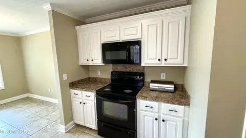 Kitchen - 205 Edge Water Branch Dr, Brandon, MS 39042 photo 4 of 4