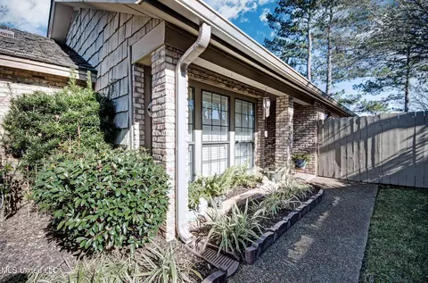 23 Club Oaks Cir, Pearl, MS 39208