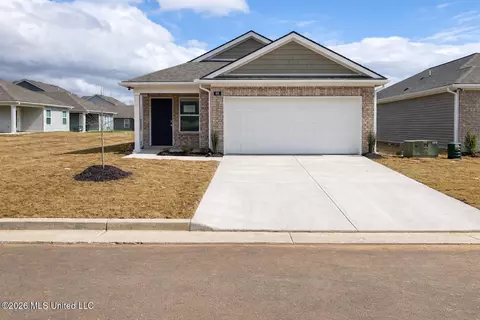 66 Sealy Dr, Byhalia, MS 38611