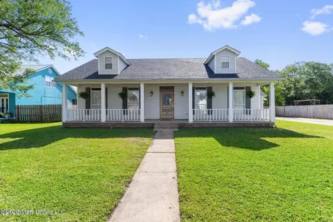 1302 Roswell St, Pascagoula, MS 39581