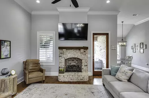 Living - 415 Pilot Cir, Brandon, MS 39047 photo 5 of 5