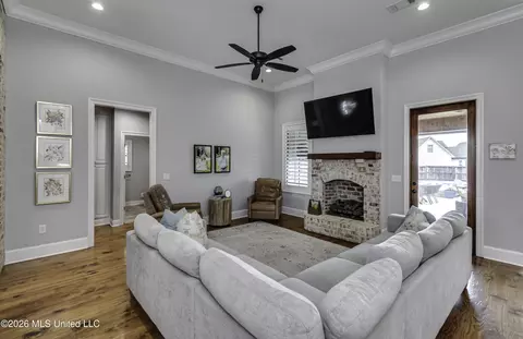 Living - 415 Pilot Cir, Brandon, MS 39047 photo 4 of 5