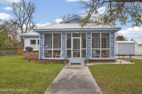 216 Sycamore St, Bay Saint Louis, MS 39520
