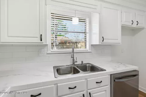 Kitchen - 464 Robert Michael Dr, Pearl, MS 39208 photo 3 of 3