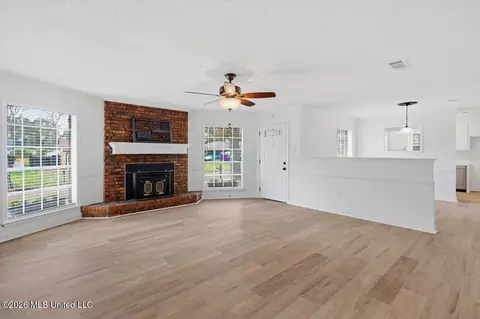 Living - 464 Robert Michael Dr, Pearl, MS 39208 photo 2 of 4