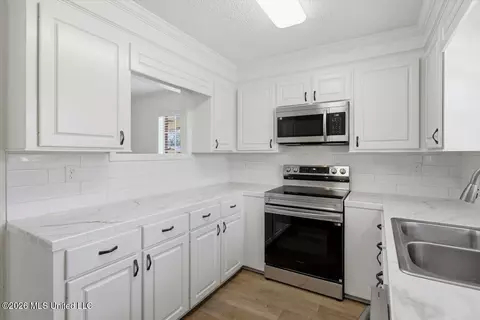 Kitchen - 464 Robert Michael Dr, Pearl, MS 39208 photo 2 of 3