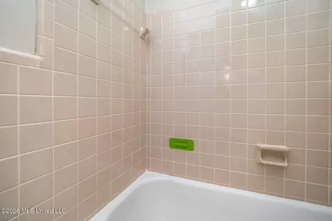 Bath - 318 Rollingwood Dr, Jackson, MS 39211 photo 3 of 5