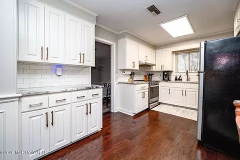 Kitchen - 318 Rollingwood Dr, Jackson, MS 39211 photo 3 of 3