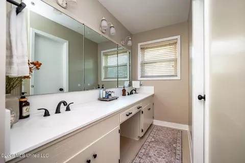 Bath - 318 Rollingwood Dr, Jackson, MS 39211 photo 2 of 5
