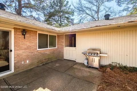 Exterior - 318 Rollingwood Dr, Jackson, MS 39211 photo 6 of 10