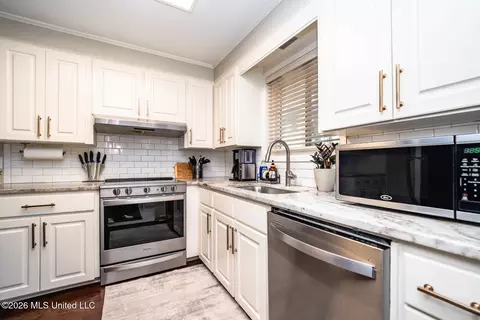 Kitchen - 318 Rollingwood Dr, Jackson, MS 39211 photo 1 of 3