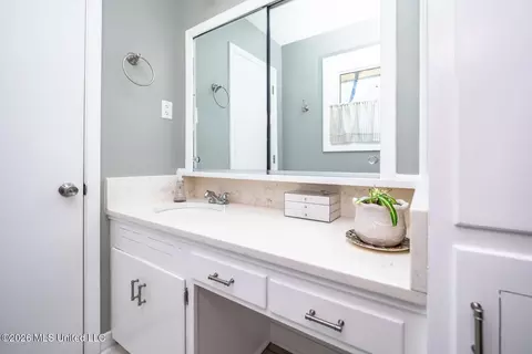 Bath - 318 Rollingwood Dr, Jackson, MS 39211 photo 4 of 5