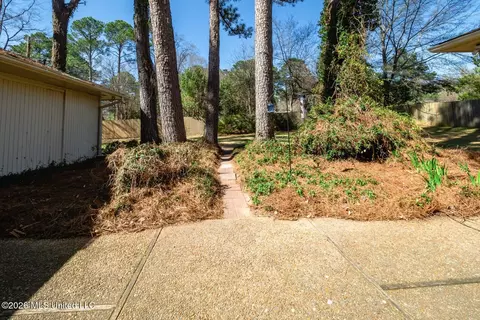 Exterior - 318 Rollingwood Dr, Jackson, MS 39211 photo 5 of 10