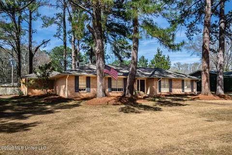 318 Rollingwood Dr, Jackson, MS 39211