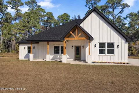 1706 Stockton Cir, Gautier, MS 39553