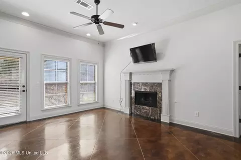 Living - 112 Britton Cir, Flowood, MS 39232 photo 2 of 3
