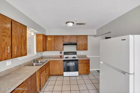 Kitchen - 169 Thousand Oaks Cir, Jackson, MS 39212 photo 2 of 4