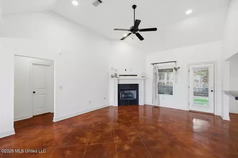 Living - 144 Britton Cir, Flowood, MS 39232 photo 2 of 4