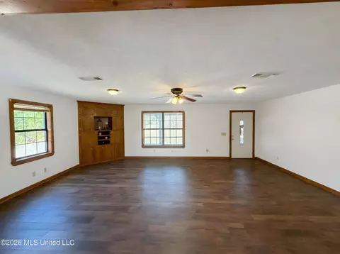 Living - 2333 Comans Rd, Carthage, MS 39051 photo 1 of 3